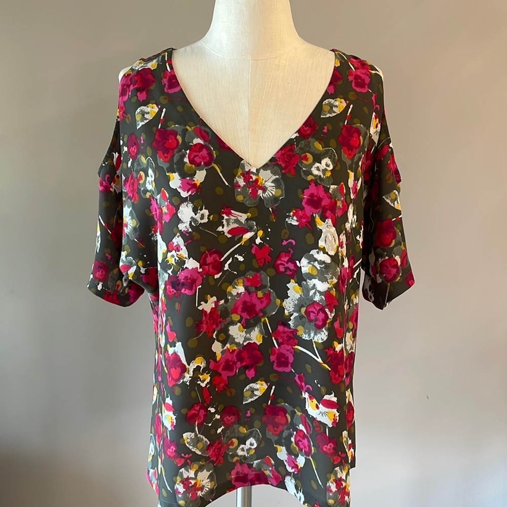 Rachel Roy floral cold shoulder 1:2 sleeve top : blouse V neck LIKE NEW size M